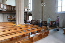 Räumung des Restinventars und der Kirchenbänke aus der Kirche (Foto: Karl-Franz Thiede)